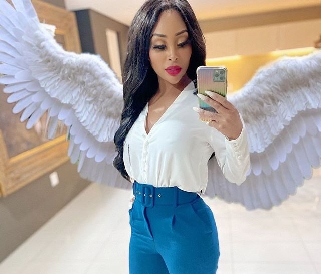 Khanyi Mbau impressed by rasta’s painting of her – Video