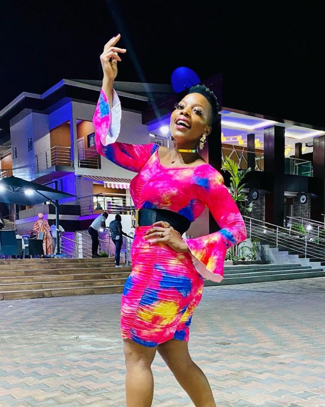 Songstress Nomcebo Zikode serves curves in new post