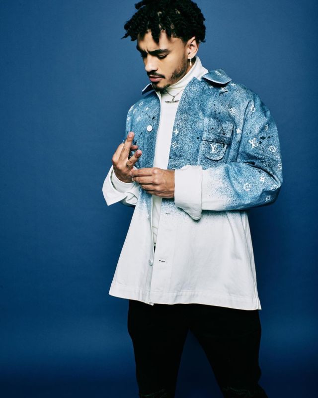 Watch: Shane Eagle shows off his bling