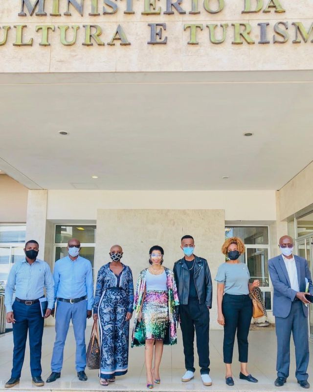 Kelly Khumalo welcomed by government officials in Mozambique -Photos