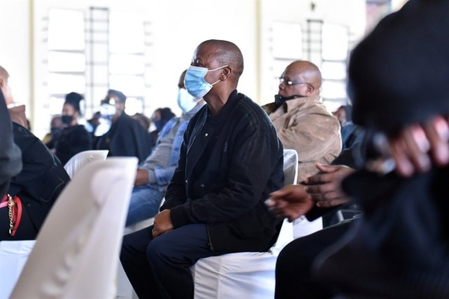 WATCH: Eugene Mthethwa stages one man protest during Mjokes’ funeral