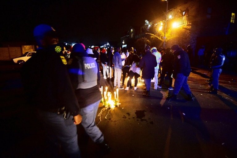 Mpura’s death: Chaos as police chase away mourning Fans outside his home – Pictures