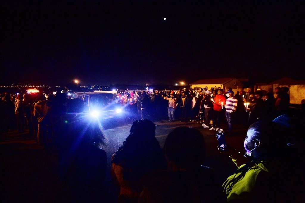 Mpura’s death: Chaos as police chase away mourning Fans outside his home – Pictures