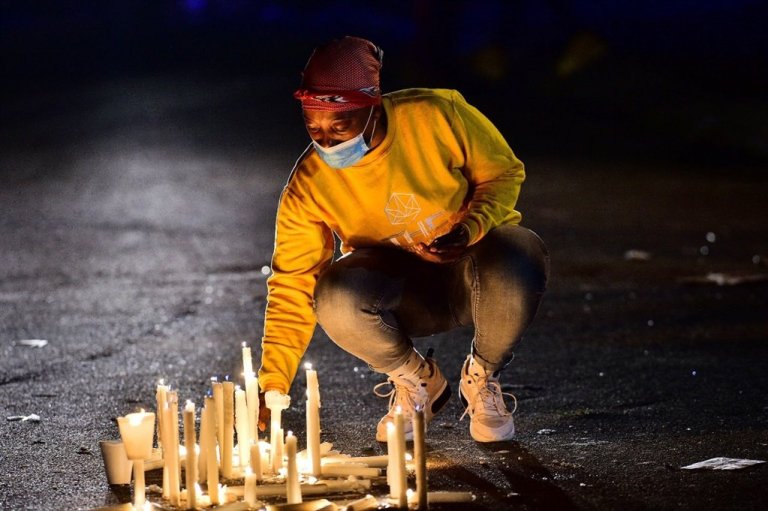 Mpura’s death: Chaos as police chase away mourning Fans outside his home – Pictures