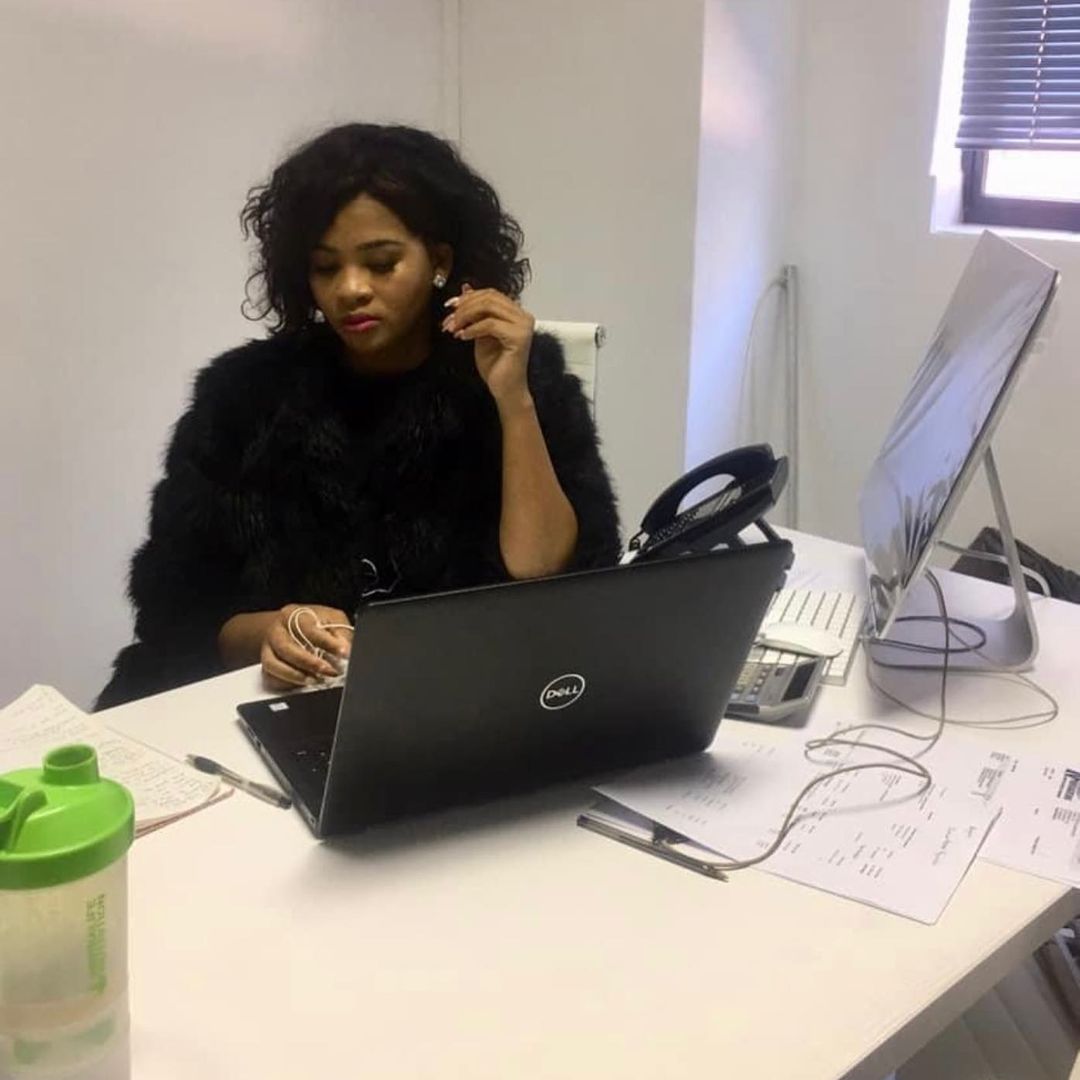 Inside Lady Du’s 9-5 job that has left Mzansi inspired – PHOTOS