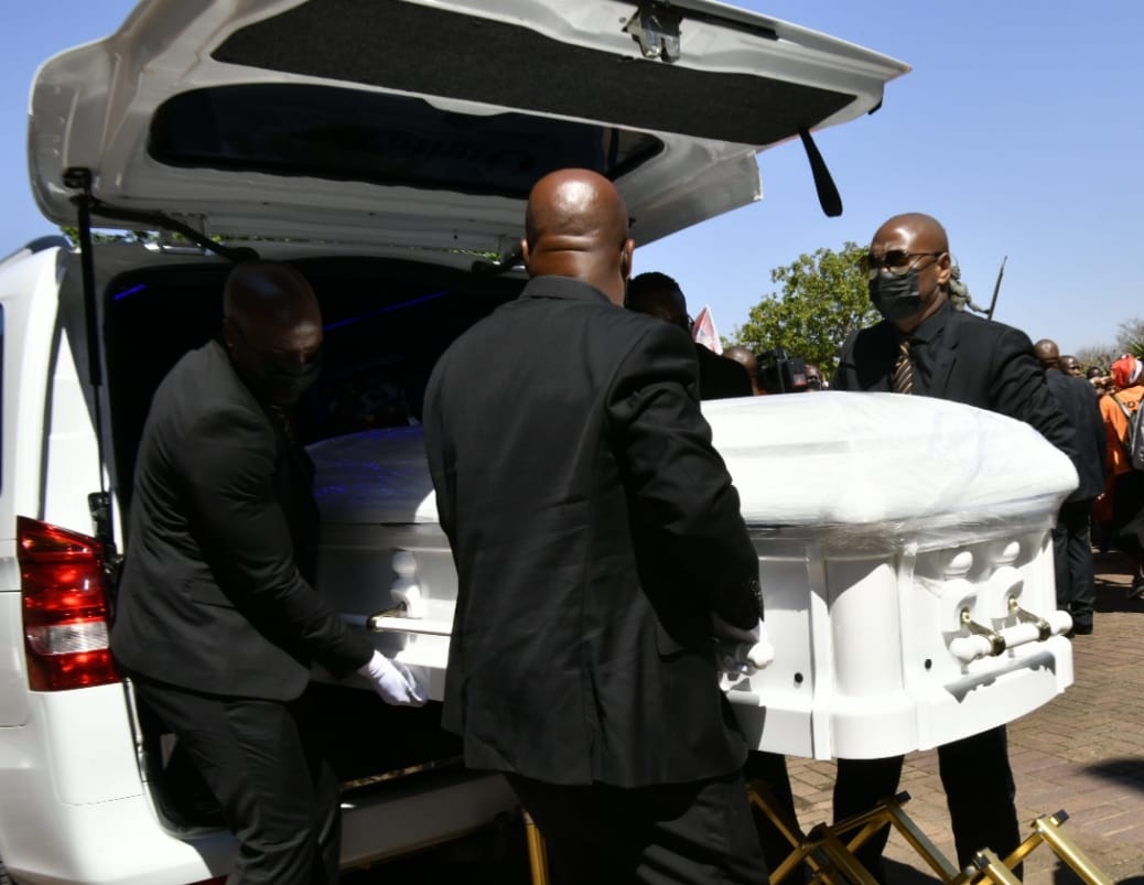 Chaos at funeral of Uzalo actress Gugu Gumede’s mom – Mourners break barricades to attend