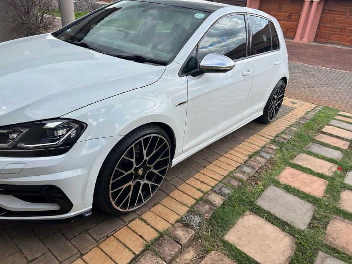 De Mthuda flaunts his new car – Photos