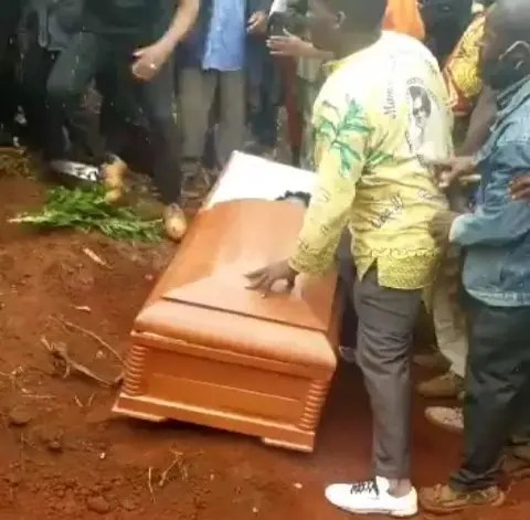 WATCH: Drama as mourners drop coffin as fight breaks out in the graveyard