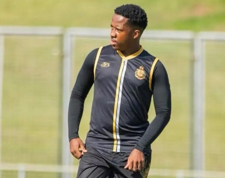 Video of Andile Mpisane failing simple passes during Royal AM vs Sundowns warm-up