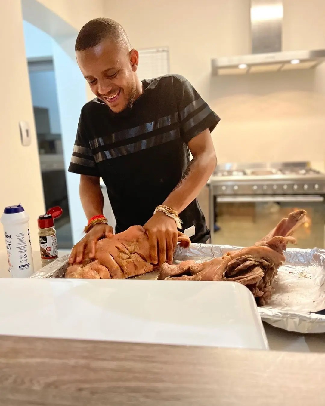 Kabza De Small shows off his cooking skill – Video
