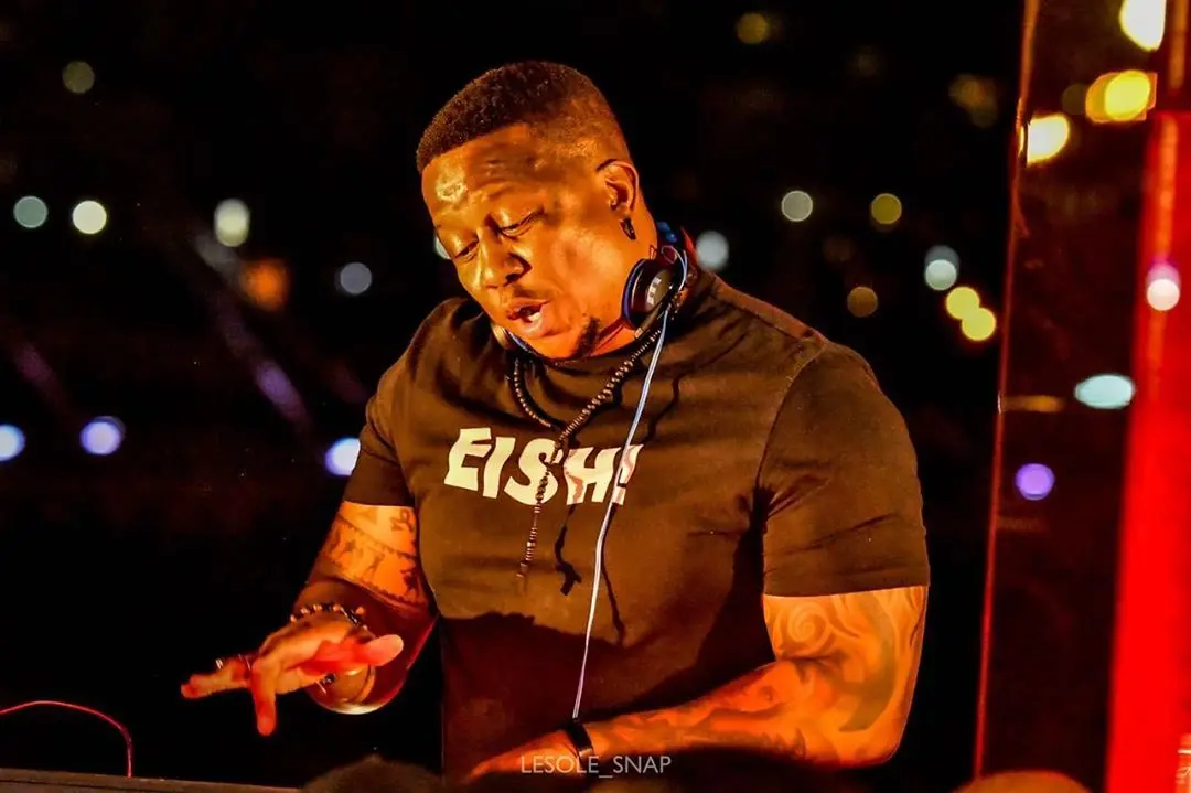 WATCH: Mzansi shower DJ Fresh praise after blue ticking Slay Queen whilst performing
