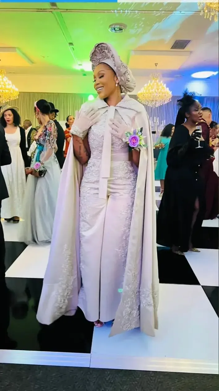Influencer Lee Khuzwayo’s embarrassing Bridgerton soiree outfit leaves Mzansi in stitches – Photos