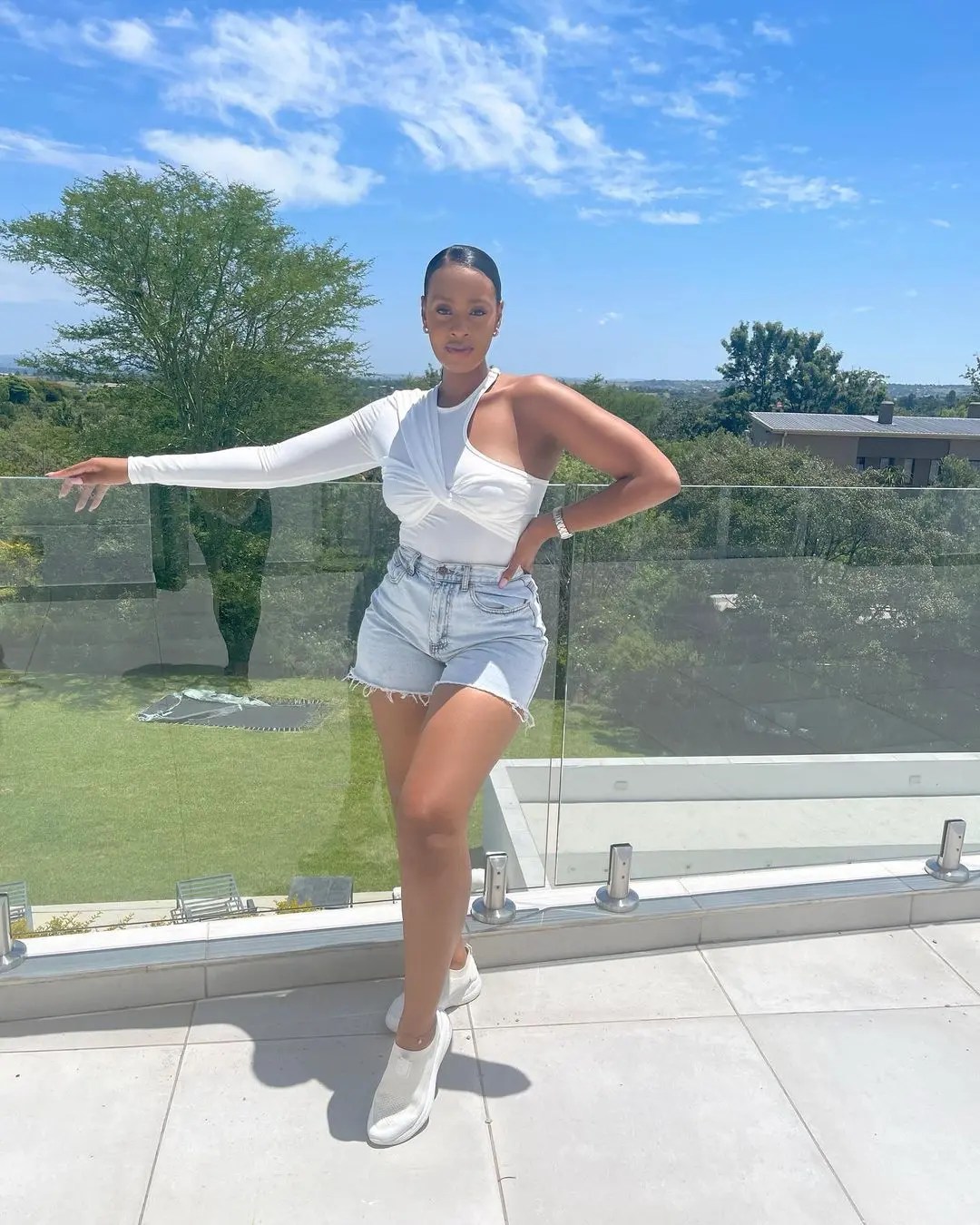 Thobeka Majozi’s car has Mzansi thinking she is richer than Cassper – Photo