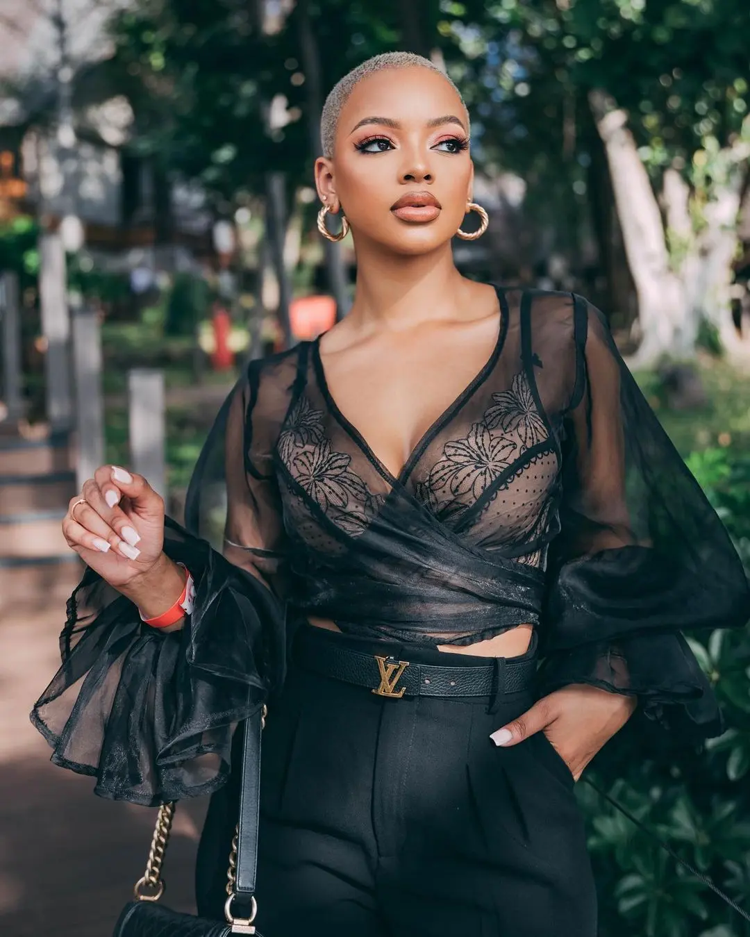 Photo: Mihlali Ndamase spotted kissing an unknown man