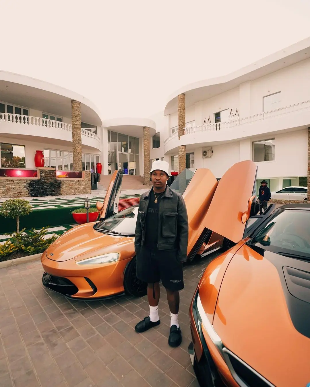 LEVELS! Andile Mpisane undecided on which car to drive for the day – WATCH