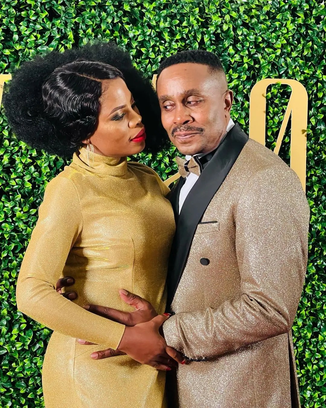 Actress Winnie Ntshaba gives her on-screen husband Vusi Kunene his flowers