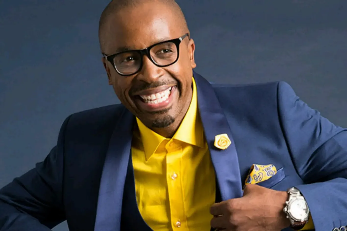 WATCH: Fans shower DJ Sbu with dollars