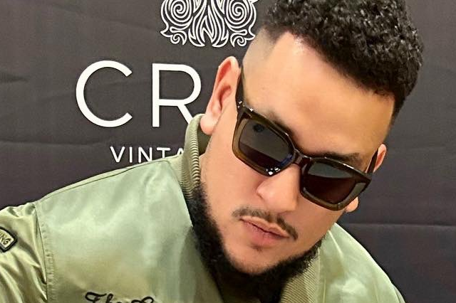 Video: Fan proposed during AKA’s show