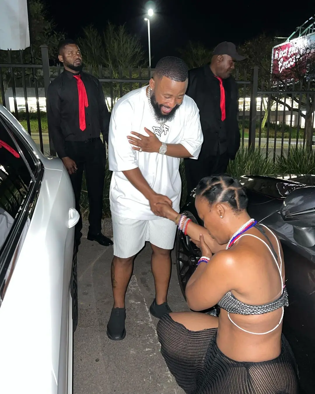 Zodwa Wabantu honours Cassper Nyovest by kneeling for him – PHOTO