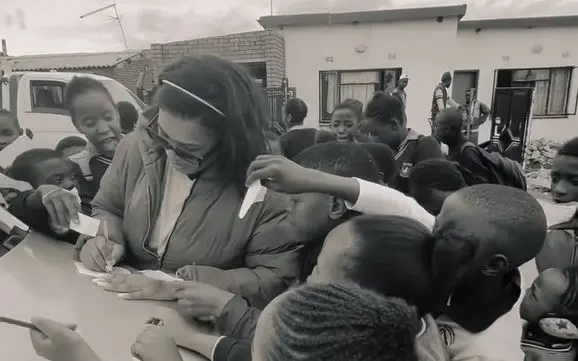 Video: Lady Du shows love to school kids