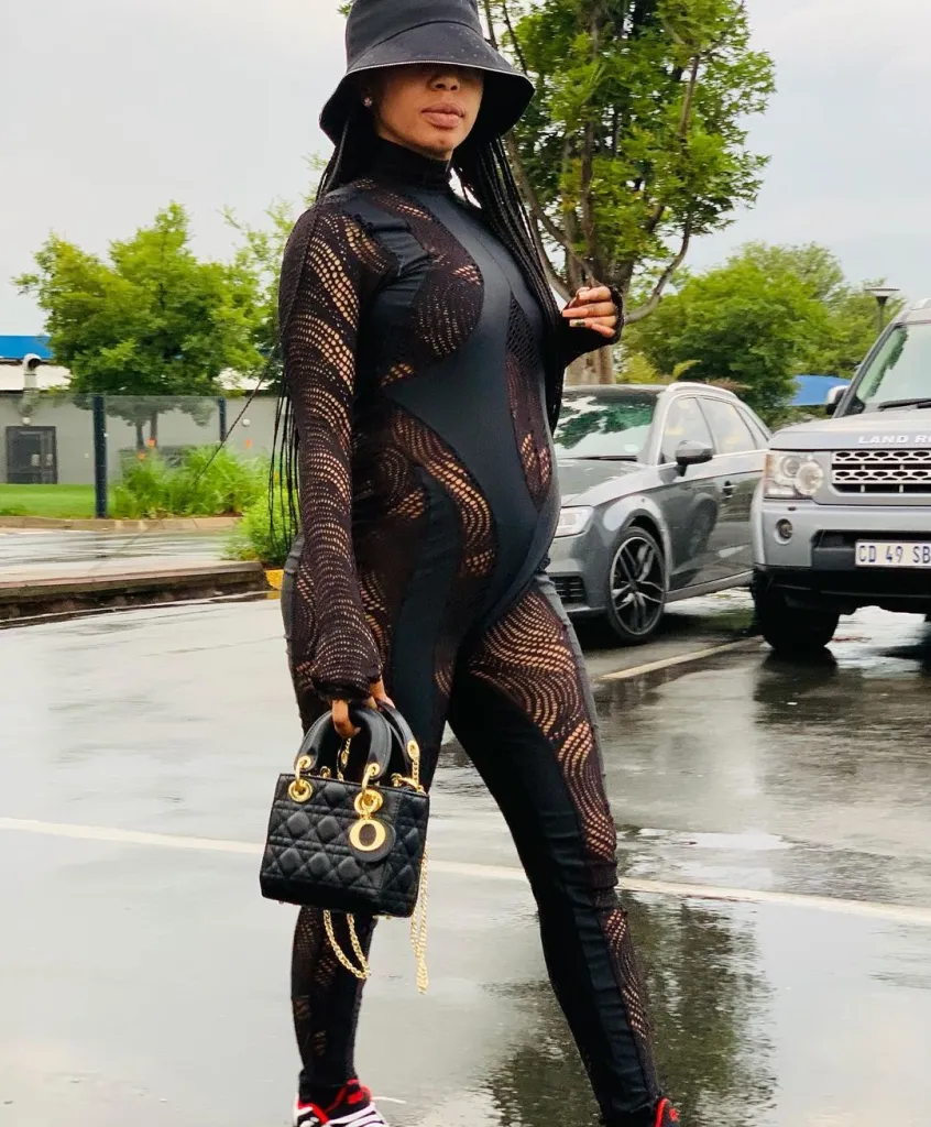 Kelly Khumalo shows that Baby Bump – Pictures