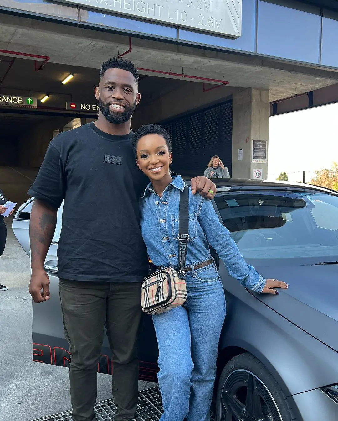 Springbok captain Siya Kolisi hangs out with Nandi Madida – VIDEO