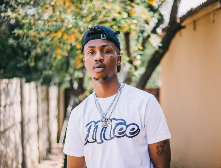 Emtee motivates a man who sells nuts on the street