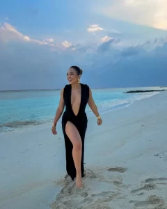 Watch: Amanda du-Pont takes her mother to the Maldives