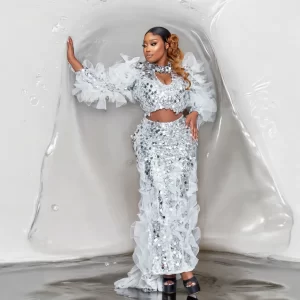Eva Modika stuns in Lera V Design at the Hollywoodbets Durban July